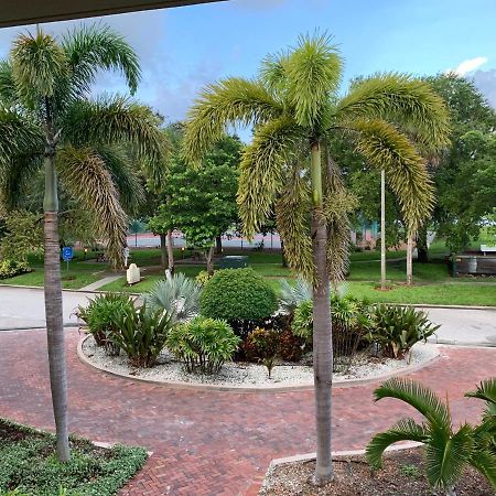 Bayside Retreat Aparthotel Ruskin Exterior photo